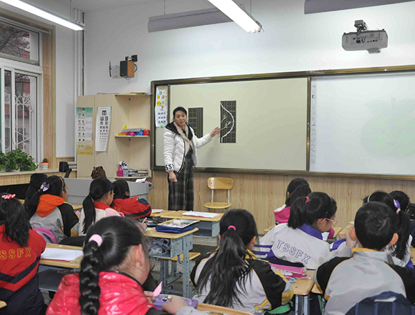 传承中国传统文化，中国计划生育协会剪纸社走进校园